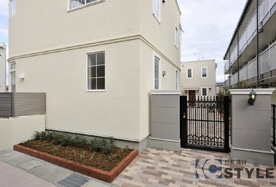 敷地西側も歩道に接道しており、裏口を設けております（左手101号）