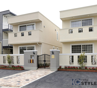 どの邸宅も採光や風通しを考慮し、窓やバルコニーの位置を設計しています