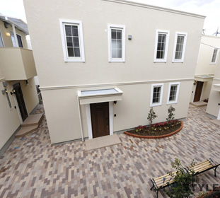 敷地オートロック内に共用の中庭的スペースが設けられていますので、安心して寛げます（真向102号）