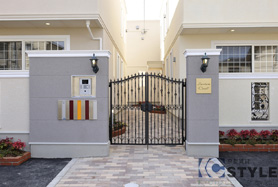 パリの路地をモチーフに設計された雰囲気あるアプローチ