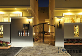 夜間のライトティングで浮かび上がる綺麗なエントランス