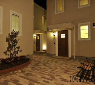 中庭の採光窓は、曇りガラス仕様でプライバシーも守られています