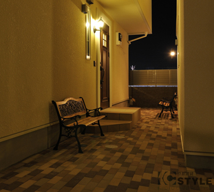 路地に浮かび上がるオシャレな玄関スペース（101号）