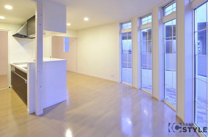 システムキッチン横のカウンターが便利　下にはストッカー等が収まりやすい