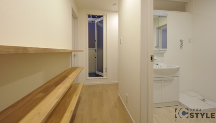 動線を考えた間取設計。奥のドアは２階のバルコニーです（101号）