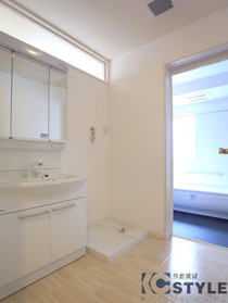 洗面上部の何気ない採光窓がやさしい明かりを拾います（101号）