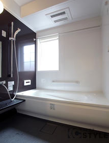 窓付で明るく風通し良好なバスには浴室暖房乾燥機付（101号）