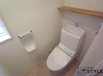 小窓に小物棚もついたウォシュレット装備のトイレ（101号）