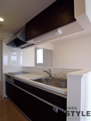 上部までしっかり吊戸棚収納がついたキッチン（101号）