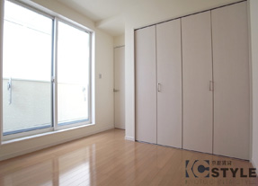 ２階バルコニー側の洋室（101号）