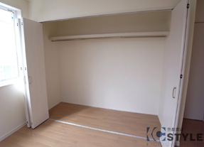 各居室には奥行きのある大型クローゼット完備（101号）