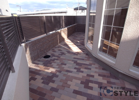 テラスの目隠しルーバーでプライバシーも守ります（101号）