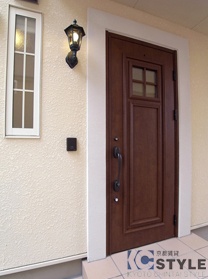 モダンな外灯にダブルロックの木製ドアがオシャレ（101号）