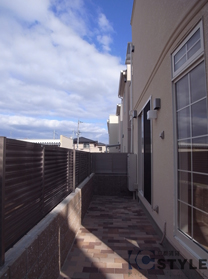 建物周辺も抜けていて開放的（101号）