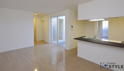 中庭を望むことが出来る広いリビングにはオイルステン仕上げのカウンターキッチンが魅力的（102号）