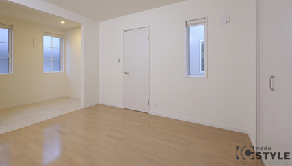 ２階の主寝室となる広い洋室には大型クローゼットに多目的に利用できるインナーバルコニーがポイント（102号）