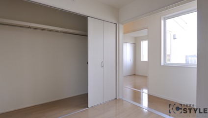 ２階の洋室は、光や風を存分に取り込めるよう開放的に開け放せる仕様。各部屋には奥行きのある大型クローゼットを完備（102号）