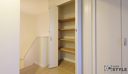 階段上部に確保された収納等、至る所に収納スペースを確保し、生活しやすい間取りプランとなっています（102号）