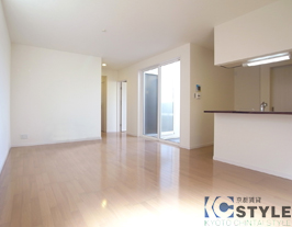 広いリビングは壁を利用しやすくし、大型テレビ等の家具を配置しやすい設計（102号）