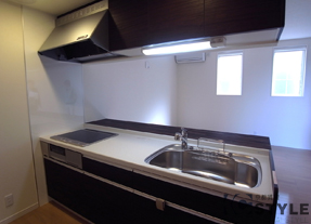 グリル付３口ＩＨコンロ装備の２２５０ワイドシステムキッチンが魅力です（102号）