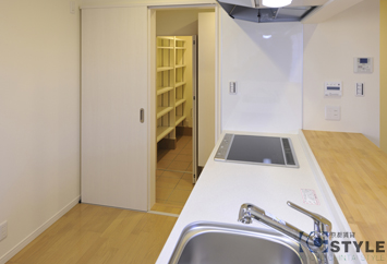 オシャレなカウンターキッチンから玄関へと出れるスライドドアを採用し、「おかえり」と声をかける絵が浮かびます（103号）