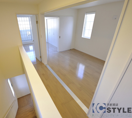 ２階階段上部から洋室に向って。開放感を高めるスライドドアを多用し、風通しも良好（103号）