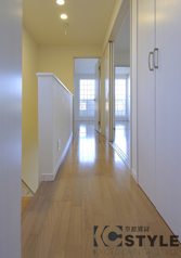 ２階廊下には収納も完備（103号）