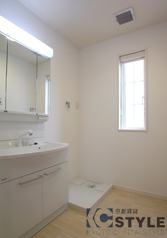  小窓付洗面脱衣場で気持ち 良い住空間（103号）