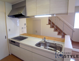 グリル付３口ＩＨコンロ装備の２２５０ワイドシステムカウンターキッチンが魅力（103号）