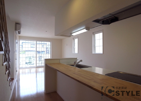 幅の広いカウンターテーブルが便利。明るい陽射しが嬉しいですね（103号）