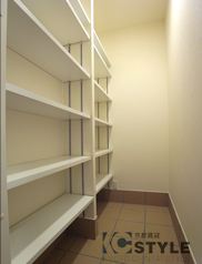 玄関左手に確保されたトランクルームが便利（103号）