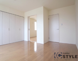 ２階バルコニー側の広い洋室（103号）