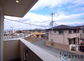 ２階バルコニーからの抜けている景観。左手に駅ロータリーが見えています（103号）