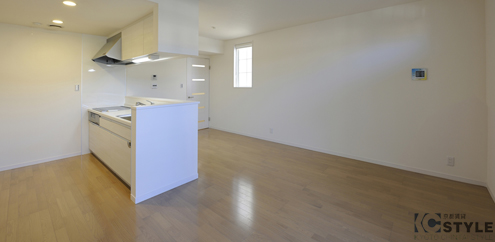 大型の戸建賃貸だからこそのゆったり広いリビングスペースが最大の魅力包容力のある間取りで家具の配置を選びません（104号）