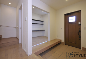 玄関横の洋室が書斎等のワーキングスペースとして利用できることが魅力で広く確保された玄関は開放感があります（104号）