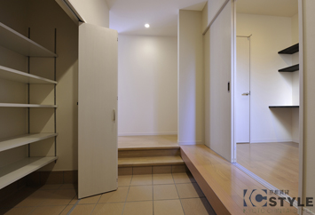 広く確保された玄関には、大きいトランク収納があり便利です（104号）