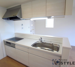 グリル付３口ＩＨコンロ装備の２２５０ワイドシステムカウンターキッチンが魅力（104号）