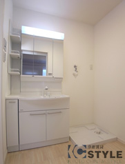 ワイドドレッサーが魅力の洗面脱衣場が便利（104号）