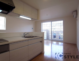 カウンターキッチンから専用庭のプライベートバルコニーに向って（104号）