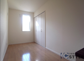 ２階南側の洋室にも大型クローゼット完備（104号）