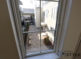 ２階洋室からオシャレな共用鵜スペースへの景観（104号）