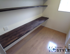 玄関横の洋室はマルチメディアコンセント完備のワークデスクが便利（104号）