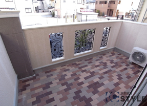 包容力のあるプライベートテラスは多目的な利用が想像できます（104号）