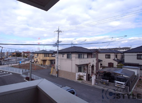 ２階バルコニーからの抜けている景観。左手に駅ロータリーが見えています（104号）