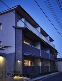 夜間に浮かび上がる無機質なコンクリートマンション