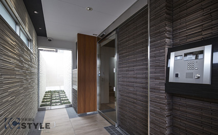 チップ内蔵オートロックエントランスは、奥に坪庭を配置することで、空間の広がりと、採光性を高めています