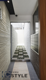 京都の碁盤の目を連想させるオシャレな坪庭