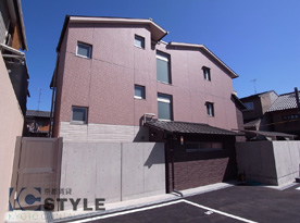 西側月極駐車場側から見た西側外観