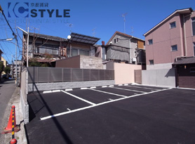 比較的広く確保された月極駐車スペース