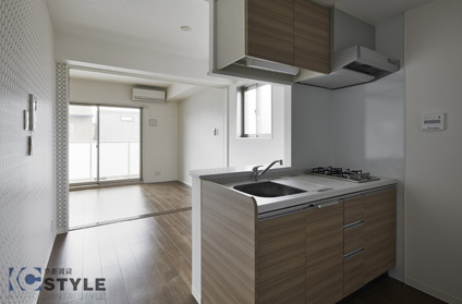 南向きバルコニーと西側の窓からの採光が明るい室内（301号）